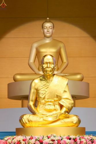 ภาพ No.251215:วันที่ 10 ตุลาคม พ.ศ. 2568 พิธีปฏิบัติธรรม ในวันคล้ายวันเกิด 141 ปี พระมงคลเทพมุนี (สด จนฺทสโร) พระผู้ปราบมาร ณ สภาธรรมกายสากล วัดพระธรรมกาย