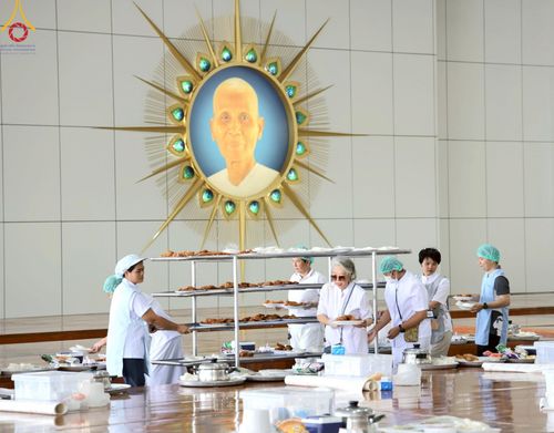 ภาพ No.220659:วันเสาร์ที่ 26 เมษายน พ.ศ.2568 (วันพระ แรม 15 ค่ำ เดือน 5) พิธีถวายภัตตาหารเมนูสวรรค์ "เพื่อการบรรลุธรรม" และ พิธีบุพเปตพลี ครั้งที่ 163 ร่วมอุทิศบุญแด่หมู่ญาติที่ล่วงลับไปแล้ว และสืบทอดอายุพระพุทธศาสนา ณ หอฉันคุณยายอาจารย์ฯ วัดพระธรรมกาย