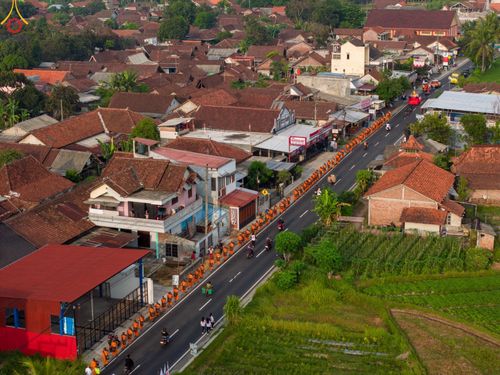 ภาพ No.105143:สามเณรธรรมทายาทชาวอินโดนีเซียกว่า 1,000 รูป เดินธรรมยาตรา บูชาพระสัมมาสัมพุทธเจ้า ณ มหาเจดีย์บุโรพุทโธ ประเทศอินโดนีเซีย ในวันที่ 27 ธันวาคม พ.ศ. 2566
