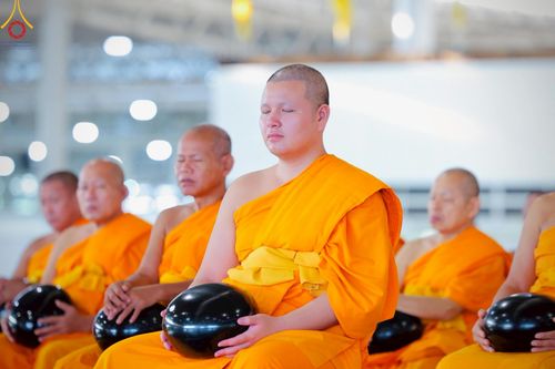 ภาพ No.221937:วันที่ 4 พฤษภาคม พ.ศ. 2568 พิธีตักบาตร เนื่องในวันอาทิตย์ต้นเดือน ณ บ้านแก้วเรือนทองคุณยายฯ วัดพระธรรมกาย