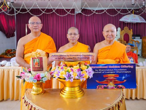 ภาพ No.97503:วัดพระธรรมกาย ร่วมบุญกฐินศรีลังกา ณ วัดศรีเอลวาร่า วรดานารามายะ  มาตาเล ศรีลังกา เชื่อมสัมพันธไมตรี สร้างสามัคคีสงฆ์ โดยมีพระครูสมุห์สนิทวงศ์ วุฑฺฒิวํโส, ดร.  เป็นผู้แทนวัดพระธรรมกาย ถวายกฐินในครั้งนี้ วันที่ 19 พฤศจิกายน พ.ศ. 2566