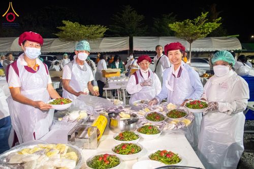 ภาพ No.196878:พิธีถวายภัตตาหารเป็นสังฆทาน แด่พระธรรมยาตรา ณ วัดโบสถ์(บน) ตำบลบางคูเวียง อำเภอบางกรวย จังหวัดนนทบุรี ในโครงการธรรมยาตรา กตัญญูบูชา มหาปูชนียาจารย์ พระมงคลเทพมุนี(สด จนฺทสโร) พระผู้ปราบมาร อนุสรณ์สถาน 7 แห่ง ปีที่ 13 วันที่ 18 มกราคม พ.ศ. 2568