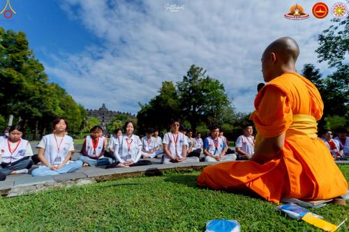 ภาพ No.224710:วันที่ 11 -12 พฤษภาคม พ.ศ. 2568 คณะพระอาจารย์ เจ้าหน้าที่ อาสาสมัคร นักศึกษา ทั้งชาวอินโดนีเซีย และชาวไทย ร่วมแรงร่วมใจ เตรียมงาน เก็บงาน ในวันวิสาขบูชา ณ พระมหาเจดีย์บรมพุทโธ ประเทศอินโดนีเซีย