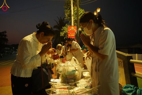 ภาพ No.101780:ตักบาตรพระ 10,000 รูป เติมบุญให้แผ่นดิน เนื่องในโอกาส 192 ปี จังหวัดกาญจนบุรี หนึ่งในโครงการตักบาตรพระ 2,000,000 รูป  77 จังหวัดทุกวัดทั่วไทย วันจันทร์ที่ 11 ธันวาคม พ.ศ. 2566 บริเวณถนนสองแคว (SKY WALK) เมืองกาญจนบุรี