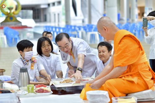 ภาพ No.231860:วันที่ 5 กรกฎาคม พ.ศ. 2568 พิธีถวายภัตตาหารเมนูสวรรค์ เพื่อการบรรลุธรรม ณ หอฉันคุณยายอาจารย์ฯ วัดพระธรรมกาย