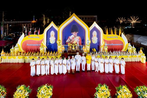 ภาพ No.235102:วันจันทร์ที่ 28 กรกฎาคม พ.ศ. 2568 พิธีถวายเครื่องราชสักการะและวางพานพุ่ม และพิธีจุดเทียนถวายพระพรชัยมงคล เนื่องในโอกาสวันเฉลิมพระชนมพรรษา พระบาทสมเด็จพระวชิรเกล้าเจ้าอยู่หัว ณ บริเวณหน้าอาคารสำนักงาน เทศบาลเมืองคลองหลวง จ.ปทุมธานี