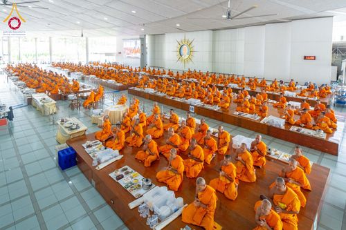 ภาพ No.210575:วันเสาร์ที่ 8 มีนาคม พ.ศ. 2568 พิธีสวดพระพุทธมนต์ และถวายภัตตาหารเมนูสวรรค์แด่พระภิกษุ สามเณร ณ หอฉันคุณยายอาจารย์ฯ วัดพระธรรมกาย