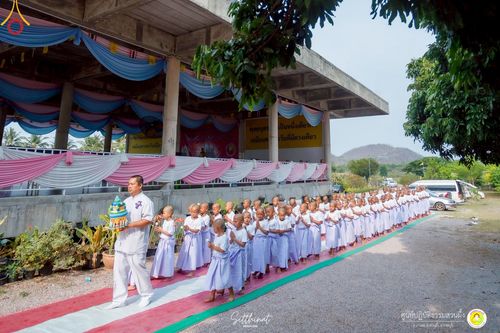 ภาพ No.215914:วันพฤหัสบดีที่ 3 เมษายน พ.ศ. 2568 พิธีบรรพชาสามเณร ภาคฤดูร้อน รุ่นที่ 15  บูชาธรรมหลวงพ่อธัมมชโย 81 ปี 81 รูป ณ ศูนย์ปฏิบัติธรรมสวนผึ้ง จ.ราชบุรี