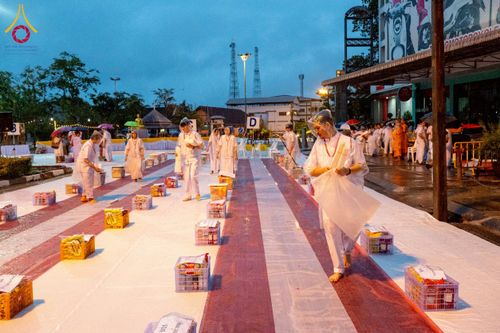 ภาพ No.226040:วันอาทิตย์ที่ 25 พฤษภาคม พ.ศ. 2568 พิธีตักบาตรพระ 1,000 รูปเมืองตรัง ครบรอบ 110 ปี เมืองทับเที่ยง ถวายเป็นพุทธบูชา ถวายเป็นพระราชกุศลแด่รัชกาลที่ 10 และอุทิศส่วนกุศลแด่อดีตเจ้าเมืองตรัง และบรรพบุรุษ ณ บริเวณหน้าศาลากลางจังหวัดตรัง ถนนพระราม 6