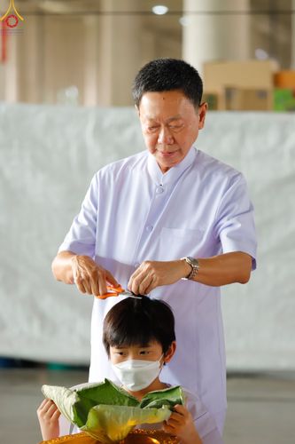 ภาพ No.83752:พิธีตัดปอยผมและปลงผม ในโครงการบรรพชาสามเณร ธรรมทายาทรุ่นโรงเรียนนานาชาติ ณ วัดพระธรรมกาย วันเสาร์ที่ 15 กรกฎาคม พ.ศ.2566