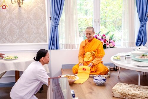 ภาพ No.92562:พิธีทอดกฐินสามัคคี ณ วัดพระธรรมกายฮัมบวร์ค เยอรมนี วันที่ 5 พฤศจิกายน พ.ศ. 2566