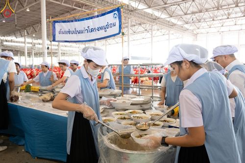 ภาพ No.60175:คณะสงฆ์ 10,000 กว่าวัดฉันภัตตาหารเพล ในวันคุ้มครองโลก วันจันทร์ที่ 22 เมษายน พ.ศ. 2567 ณ สภาธรรมกายสากล วัดพระธรรมกาย