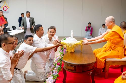 ภาพ No.222675:วันที่ 23 เมษายน พ.ศ. 2568 หลวงพ่อทัตตชีโวต้อนรับคณะสงฆ์เนปาล ณ อาคาร 100 ปี คุณยายมหารัตนอุบาสิกาจันทร์ ขนนกยูง วัดพระธรรมกาย