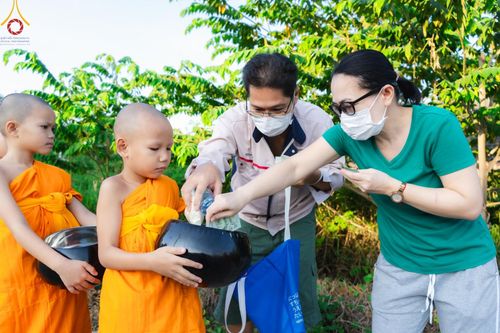 ภาพ No.57809:กิจกรรมบิณฑบาตของสามเณร โครงการบรรพชาสามเณร ฟื้นฟูพระพุทธศาสนาทั่วไทย ธุดงคสถานชลบุรี ณ ชุมชนบ้านห้วยเหียน ตำบลบ่อวิน  อำเภอศรีราชา จังหวัดชลบุรี วันที่ 27 เมษายน พ.ศ. 2567