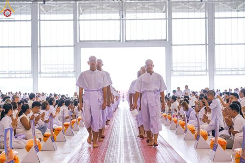 ภาพ No.133868:พิธีขอขมามอบผ้าไตร โครงการบรรพชาสามเณร ศูนย์อบรมวัดพระธรรมกาย ณ วัดพระธรรมกาย วันเสาร์ที่ 6 เมษายน พ.ศ. 2567