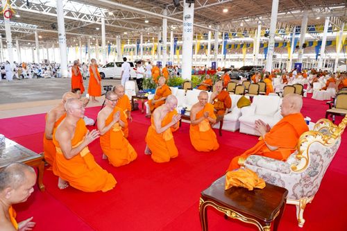 ภาพ No.235895:วันที่ 3 สิงหาคม พ.ศ. 2568 ภาพบรรยากาศ การต้อนรับปฎิสันถาร ของคณะสงฆ์ ในวันสมาธิโลก พิธีถวายมหาสังฆทาน 2,000 กว่าวัด ณ วัดพระธรรมกาย