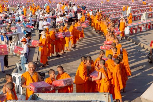 ภาพ No.225017:วันที่ 20 - 27 เมษายน พ.ศ. 2568 "ภาพแห่งความปลื้มที่ไม่มีวันจบ" คณะสงฆ์สามเณร เจ้าหน้าที่ และสาธุชน ร่วมแรงร่วมใจกันเตรียมงานและเก็บงาน เพื่อวันคุ้มครองโลก พิธีถวายมหาสังฆทานคณะสงฆ์ 40,000 กว่าวัดทั่วประเทศ