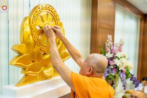 ภาพ No.111512:พิธีอธิษฐานจิตปิดแผ่นทอง "ธรรมจักร" เพื่อสถาปนาอุโบสถ "บูชาธรรม 80 ปี หลวงพ่อธัมมชโย" วัดพระธรรมกายลอนดอน ประเทศอังกฤษ ณ อาศรมบัณฑิต วัดพระธรรมกาย ในวันเสาร์ที่ 27 เมษายน พ.ศ. 2567