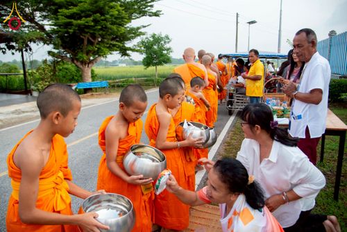 ภาพ No.217898:วันศุกร์ที่ 11 เมษายน พ.ศ. 2568 พระและสามเณร 99 รูป จากศูนย์ปฏิบัติธรรมระยอง(บ้านช่องลม) บิณฑบาต ณ ทุ่งปอเทือง ต.บางบุตร อ.บ้านค่าย จ.ระยอง เพื่อเป็นการฝึกสามเณรภาคฤดูร้อน ผ่านกิจวัตรบิณฑบาตในพื้นที่ชุมชน