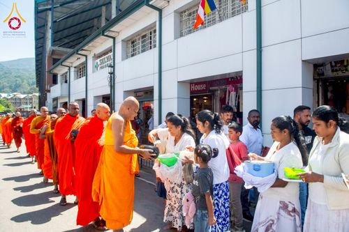 ภาพ No.225614:วันที่ 5 พฤษภาคม พ.ศ. 2568 พิธีบิณฑบาตรอบเมืองนูวราอิลิย่า ฉลองเทศกาลวิสาขบูชา แห่งชาติประเทศศรีลังกา