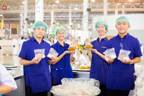 ภาพ No.58780:V.40 ภัตตาหารพระหมื่นวัด เราจัดให้ การปฏิบัติงานของเจ้าหน้าที่และอาสาสมัคร เพื่อรับบุญในการถวายภัตตาหาร แด่คณะสงฆ์ 10,000 กว่าวัดทั่วประเทศ ที่มาร่วมงานวันคุ้มครองโลก จันทร์ที่ 22 เมษายน พ.ศ. 2567 ณ วัดพระธรรมกาย