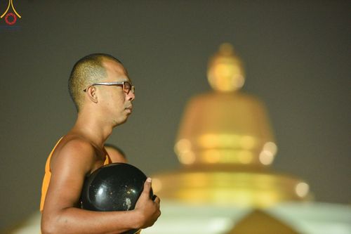 ภาพ No.200988:พิธีตักบาตรพระธรรมยาตรา ณ อนุสรณ์สถานลำดับที่ 5 สถานที่เผยแผ่วิชชาธรรมกายครั้งแรก อนุสรณ์สถานบางปลา วัดบางปลา อำเภอบางเลน จังหวัดนครปฐม ในโครงการธรรมยาตรา กตัญญูบูชา มหาปูชนียาจารย์ พระมงคลเทพมุนี(สด จนฺทสโร) พระผู้ปราบมาร อนุสรณ์สถาน 7 แห่ง ปีที่ 13