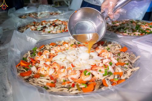 ภาพ No.190383:สาธุชนถวายภัตตาหารเป็นสังฆทาน แด่พระธรรมยาตรา ณ อนุสรณ์สถานมหาวิหารพระมงคลเทพมุนี (โลตัสแลนด์) อ.สองพี่น้อง จ.สุพรรณบุรี ในโครงการธรรมยาตรา กตัญญูบูชา มหาปูชนียาจารย์ พระมงคลเทพมุนี(สด จนฺทสโร) พระผู้ปราบมาร แห่ง ปีที่ 13 วันที่ 7 มกราคม พ.ศ.2568