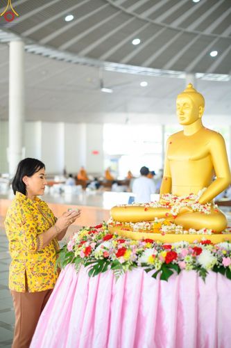 ภาพ No.80229:สาธุชนร่วมสรงน้ำพระและทำบุญ เนื่องในวันสงกรานต์ ณ หอฉันคุณยายอาจารย์ฯ วัดพระธรรมกาย วันที่ 13 เมษายน พ.ศ. 2566