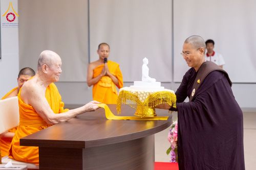 ภาพ No.223080:วันที่ 24 เมษายน พ.ศ. 2568 หลวงพ่อทัตตชีโวต้อนรับคณะเมียนมา อุบาสก อุบาสิกา 180 คน ณ อาคาร 100 ปี คุณยายมหารัตนอุบาสิกาจันทร์ ขนนกยูง วัดพระธรรมกาย