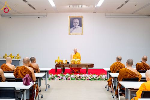 ภาพ No.222580:วันที่ 23 เมษายน พ.ศ. 2568 หลวงพ่อทัตตชีโวต้อนรับคณะสงฆ์บังกลาเทศ ณ อาคาร 100 ปี คุณยายมหารัตนอุบาสิกาจันทร์ ขนนกยูง วัดพระธรรมกาย