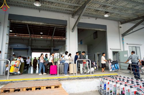 ภาพ No.219999:วันจันทร์ที่ 14 เมษายน พ.ศ. 2568 พระครูสิทธิรัตนวิเทศ ผู้ช่วยเจ้าอาวาสวัดพระธรรมกาย พร้อมด้วยผู้แทนมูลนิธิธรรมกาย และศิษยานุศิษย์หลวงพ่อธัมมชโย ออกเดินทางไปยังพื้นที่เมืองมัณฑะเลย์ สาธารณรัฐแห่งสหภาพเมียนมา โดยได้รับความเมตตาประสานงานเจ้าหน้าที่ภาครัฐจาก