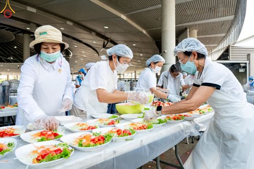 ภาพ No.205643:พิธีสวดพระพุทธมนต์ และถวายภัตตาหารเมนูสวรรค์แด่พระภิกษุ สามเณร วันจันทร์ที่ 3 กุมภาพันธ์ พ.ศ. 2568 ณ หอฉันคุณยายอาจารย์ฯ วัดพระธรรมกาย
