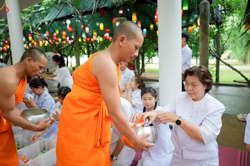 ภาพ No.248229:วันอาทิตย์ที่ 21 กันยายน พ.ศ. 2568 พิธีตักบาตร, พิธีทอดผ้าป่าบำรุงธุดงคสถานล้านนา, พิธีถวายกองทุนการศึกษาพระบาลี, พิธีถวายสลากภัตเป็นสังฆทาน เนื่องในโอกาสครบรอบ 39 ปี ธุดงคสถานล้านนา ณ ธุดงคสถานล้านนา อ.สันทราย จ.เชียงใหม่