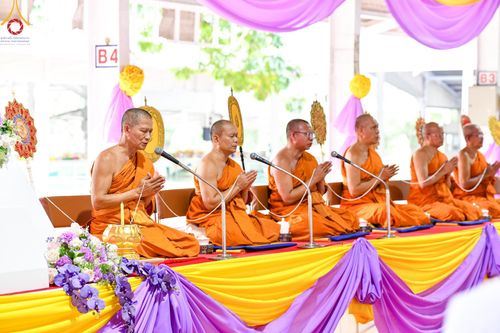 ภาพ No.138923:กิจกรรมเฉลิมพระเกียรติ สมเด็จพระนางเจ้าฯ พระบรมราชินี เนื่องในโอกาสวันเฉลิมพระชนมพรรษา พิธีเจริญพระพุทธมนต์ , ทำบุญตักบาตรพระสงฆ์ ถวายพระราชกุศล , พิธีถวายเครื่องราชสักการะ , และพิธีจุดเทียนถวายพระพรชัยมงคล วันที่ 3 มิถุนายน พ.ศ. 2567 ณ อาคารโถงช้าง วัดพ