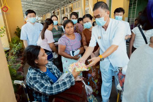 ภาพ No.220266:วันที่ 17 เมษายน พ.ศ. 2568 ผู้แทนวัดพระธรรมกาย ลงพื้นที่เยียวยา ซับน้ำตาเหยื่อแผ่นดินไหวมัณฑะเลย์