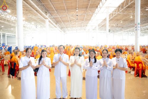 ภาพ No.180775:พิธีถวายภัตตาหารเมนูสวรรค์ และพิธีถวายอุปกรณ์กันหนาว แด่คณะพระภิกษุสามเณรวัดพระธรรมกาย วันอาทิตย์ที่ 8 ธันวาคม พ.ศ.2567 ณ สภาธรรมกายสากล วัดพระธรรมกาย