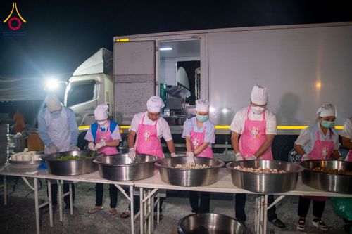 ภาพ No.193556:สาธุชนถวายภัตตาหารเป็นสังฆทาน แด่พระธรรมยาตรา ณ อนุสรณ์สถานคลองบางนางแท่น อ.สามพราน จ.นครปฐม ในโครงการธรรมยาตรา กตัญญูบูชา มหาปูชนียาจารย์ พระมงคลเทพมุนี(สด จนฺทสโร) พระผู้ปราบมาร อนุสรณ์สถาน 7 แห่ง ปีที่ 13 วันที่ 11 มกราคม พ.ศ. 2568