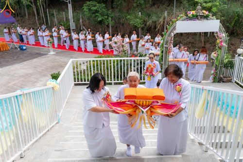 ภาพ No.169598:พิธีทอดกฐินเพื่อสร้าง หอฉันคุณยายอาจารย์ มหารัตนอุบาสิกาจันทร์ ขนนกยูง  ณ ศูนย์ปฏิบัติธรรมชลบุรี วันที่ 25 ตุลาคม พ.ศ. 2567