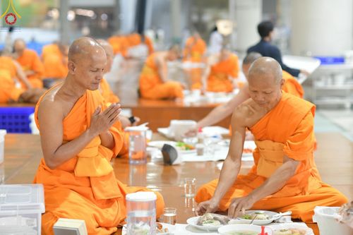 ภาพ No.184750:พิธีถวายภัตตาหารเมนูสวรรค์ "เพื่อการบรรลุธรรม" เนื่องในวาระอายุวัฒนมงคล 84 ปี หลวงพ่อทัตตชีโว วันเสาร์ที่ 21 ธันวาคม พ.ศ. 2567 ณ หอฉันคุณยายอาจารย์ฯ วัดพระธรรมกาย