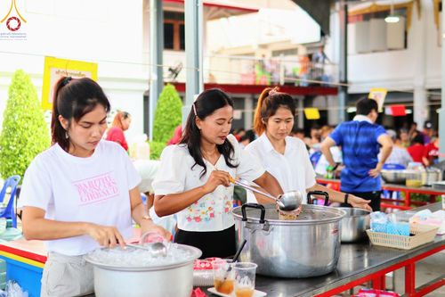 ภาพ No.170468:พิธีทอดกฐิน ณ วัดสุราษฎร์รังสรรค์ จ.ปทุมธานี ในโครงการกฐินสามัคคีทั่วไทย 30,000 วัด บูชาธรรม 80 ปี หลวงพ่อธัมมชโย โดยคณะศิษยานุศิษย์วัดพระธรรมกาย วันที่ 27 ตุลาคม พ.ศ. 2567