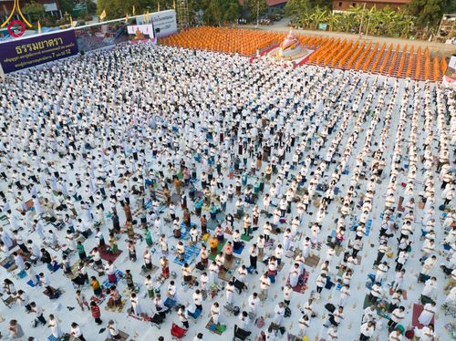 ภาพ No.112132:พิธีจุดประทีปถวายเป็นพุทธบูชา และบูชาธรรมมหาปูชนียาจารย์ พระมงคลเทพมุนี(สด จนฺทสโร) ในโครงการธรรมยาตรา กตัญญูบูชา มหาปูชนียาจารย์ พระมงคลเทพมุนี(สด จนฺทสโร) พระผู้ปราบมาร อนุสรณ์สถาน 7 แห่ง ปีที่ 12 วันที่ 14 มกราคม พ.ศ. 2567 ณ วัดสองพี่น้อง อ.สองพี่น้อง