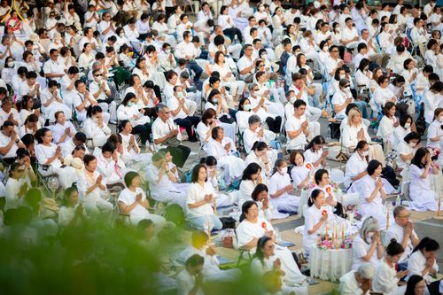 ภาพ No.197108:พิธีจุดประทีปถวายเป็นพุทธบูชา และบูชาธรรมมหาปูชนียาจารย์ ณ วัดโบสถ์(บน) ตำบลบางคูเวียง อำเภอบางกรวย จังหวัดนนทบุรี ในโครงการธรรมยาตรา กตัญญูบูชา มหาปูชนียาจารย์ พระมงคลเทพมุนี(สด จนฺทสโร) พระผู้ปราบมาร อนุสรณ์สถาน 7 แห่ง ปีที่ 13 วันที่ 18 มกราคม พ.ศ. 25