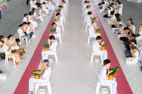 ภาพ No.159662:พิธีตัดปอยผมปลงผมนาคธรรมทายาท, พิธีบรรพชาอุปสมบทหมู่ โครงการอุปสมบทหมู่บูชาธรรม 140 ปี พระมงคลเทพมุนี (สด จนฺทสโร) ณ โบสถ์พระไตรปิฏก วัดพระธรรมกาย วันเสาร์ที่ 5 ตุลาคม พ.ศ. 2567