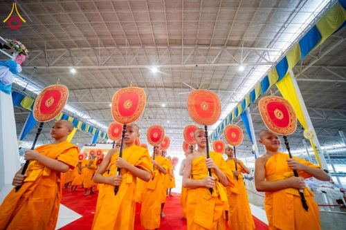 ภาพ No.237401:วันอาทิตย์ที่ 10 สิงหาคม พ.ศ.2568 พิธีมอบใบประกาศเกียรติคุณ โครงการสอบบาลี "ฉลองแชมป์" บูชาธรรม 80 ปี หลวงพ่อธัมมชโย ประจำปี 2568 และ พิธีมอบดวงแก้วสามเณรทรงบาลีไวยากรณ์ ณ สภาธรรมกายสากล วัดพระธรรมกาย ปทุมธานี