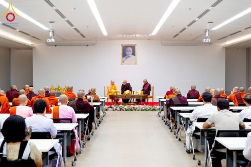 ภาพ No.222620:วันที่ 23 เมษายน พ.ศ. 2568 หลวงพ่อทัตตชีโวต้อนรับคณะสงฆ์เมียนมาร์ ณ อาคาร 100 ปี คุณยายมหารัตนอุบาสิกาจันทร์ ขนนกยูง วัดพระธรรมกาย