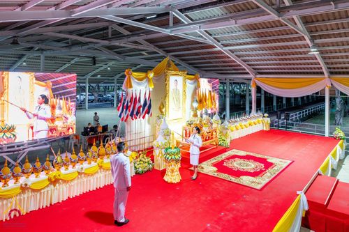 ภาพ No.146387:พิธีถวายเครื่องราชสักการะและวางพานพุ่ม และพิธีจุดเทียนถวายพระพรชัยมงคลแด่ พระบาทสมเด็จพระเจ้าอยู่หัว เนื่องในโอกาสพระราชพิธี มหามงคลเฉลิมพระชนมพรรษา 6 รอบ 28 กรกฎาคม 2567 วันอาทิตย์ที่ 28 กรกฎาคม พ.ศ. 2567  ณ อาคารโถงช้างฯ วัดพระธรรมกาย อ.คลองหลวง จ.ปทุม