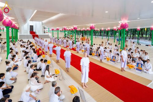 ภาพ No.256150:วันที่ 4 ตุลาคม พ.ศ. 2568 พิธีบรรพชาอุปสมบท  โครงการอุปสมบทหมู่บูชาธรรม 141 ปี  พระมงคลเทพมุนี (สด จนฺทสโร) ณ โบสถ์พระไตรปิฏก วัดพระธรรมกาย จ.ปทุมธานี