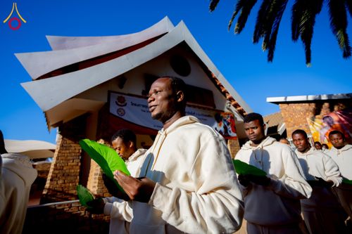 ภาพ No.231123:วันศุกร์ที่ 27 มิถุนายน พ.ศ. 2568 พิธีตัดปอยผมและพิธีปลงผมนาคธรรมทายาทแห่งทวีปแอฟริกา พ.ศ. 2568  โครงการบรรพชาอุปสมบทพระธรรมทายาทนานาชาติแห่งทวีปแอฟริกา ครั้งที่ 2 ณ วัดพระธรรมกายโจฮันเนสเบิร์ก สาธารณรัฐแอฟริกาใต้