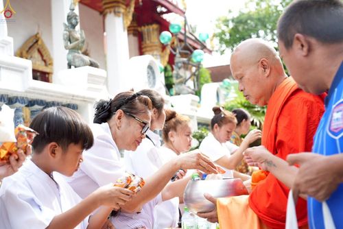 ภาพ No.250189:วันพุธที่ 8 ตุลาคม พ.ศ. 2568 พิธีทอดกฐินสามัคคีทั่วไทย 30,000 วัด โดยคณะศิษยานุศิษย์ บูชาธรรม 81 ปี หลวงพ่อธัมมชโย ณ วัดคลองเตยใน กรุงเทพฯ