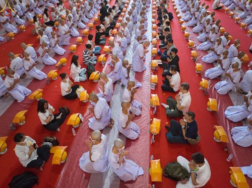 พิธีขอขมามอบผ้าไตรและบาตร แด่นาคธรรมทายาท ณ ประเทศอินโดนีเซีย เมื่อวันที่ 17 ธันวาคม พ.ศ. 2565